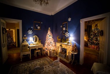 Güzel, durgun bir hayat ya da Noel ruhunun çizimleri ve bir sürü detayla dolu zengin bir bokeh ile sıcak ve nazik bir ışıkta.