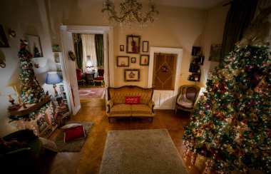 Güzel, durgun bir hayat ya da Noel ruhunun çizimleri ve bir sürü detayla dolu zengin bir bokeh ile sıcak ve nazik bir ışıkta.