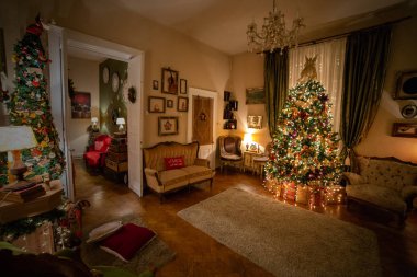 Güzel, durgun bir hayat ya da Noel ruhunun çizimleri ve bir sürü detayla dolu zengin bir bokeh ile sıcak ve nazik bir ışıkta.