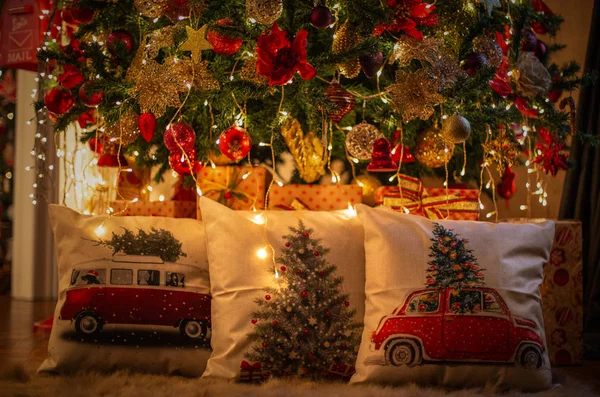 美しい静物画やクリスマスの精神や装飾のイラスト豊かなボケと暖かく穏やかな光の中で多くの詳細 — ストック写真