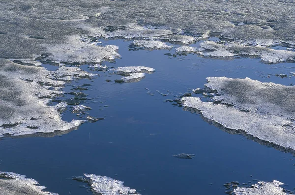 バイカル地方 春だ海岸沿いのがっしりと弱い灰色の氷の端 完全にきれいな水を通して あなたは底を見ることができます ゆっくりと クラゲのような氷の流れが浮かんでいます フリースペース — ストック写真