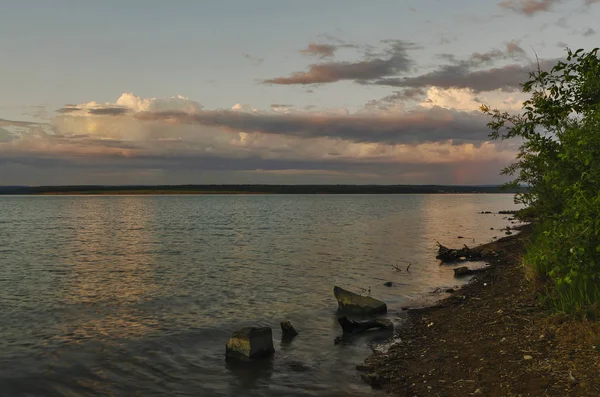 Bajkalregionen Tidig Sommar Sent Eftermiddagen Solnedgång Vattenytan Stor Sjö Speglas — Stockfoto