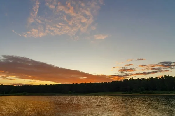 Bajkalregionen Tidig Sommar Sent Eftermiddagen Solnedgång Vattenytan Stor Sjö Speglas — Stockfoto