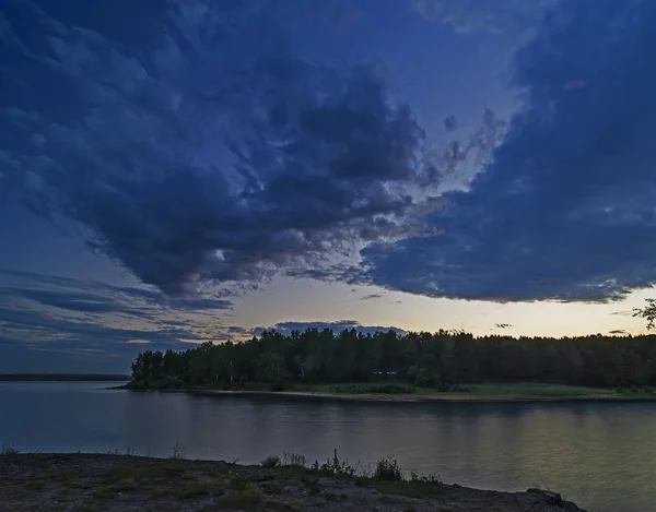 贝加尔湖地区 下午晚些时候 日落了 在一个大湖面上 浮在水面上的是积雨云 自由空间 — 图库照片