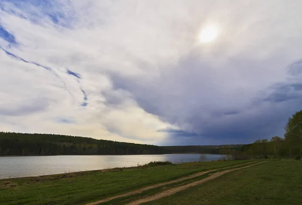 Bajkál Régió Tavasz Szomorú Volumetrikus Felhők Melyeken Keresztül Nap Áttör — Stock Fotó