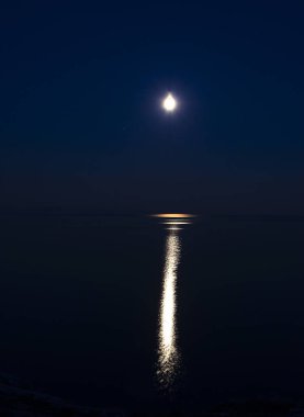 Doğu Sibirya. Baykal Gölü. Aya Körfezi. Karanlık gece. Dolunay. Suyun üzerindeki ay ışığı..