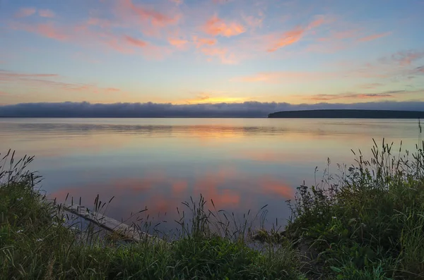 东西伯利亚 贝加尔湖地区 美丽的橙色 粉色的日出笼罩在浓雾中的湖面上 反光云在水中的反射 — 图库照片