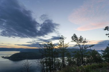 Doğu Sibirya. Baykal Gölü. Gün batımı. Angara Nehri 'nin kaynağı. Listvyanka köyünün en iyi manzarası
