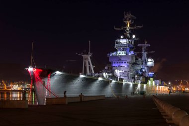 Novorossiysk, Rusya - 24 Mart 2019 'da Rusya' nın Novorossiysk kentinde bulunan eski donanma gemisinin gece görüşü.