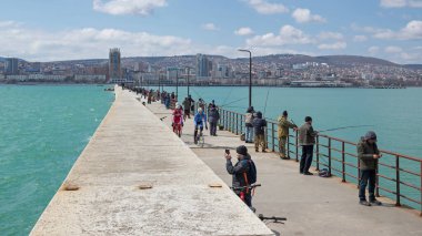 Novorossiysk, Rusya - 25 Mart: Balıkçılar Novorossiysk, Rusya 'daki Novorossiysk' te 25 Mart 2019 tarihinde batı köstebeğinde balık avlıyorlar.