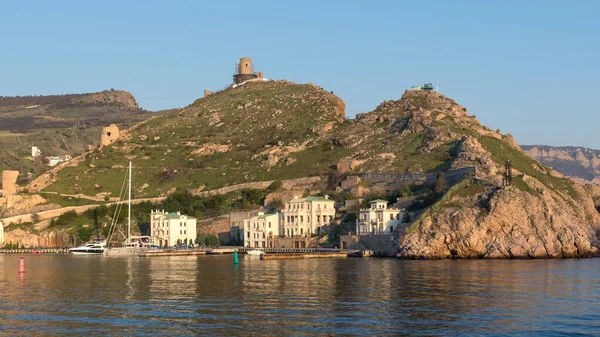 Balaklava, Kırım - Nisan 06: Kırım 'ın güneybatı kıyısındaki yerleşim yeri 6 Nisan 2019, Balaklava, Kırım.