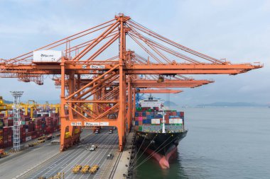 Pusan, Güney Kore - 26 Temmuz 2019 'da Güney Kore' nin Pusan kentinde bulunan konteyner gemisi.