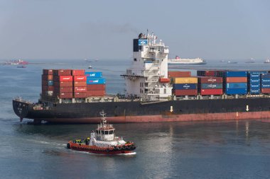 Jakarta, Endonezya - 14 Ağustos - Jakarta limanındaki konteynır gemisi.