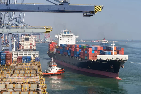 Jakarta, Endonezya - 14 Ağustos: Cakarta Limanı 14 Ağustos 2019, Endonezya.