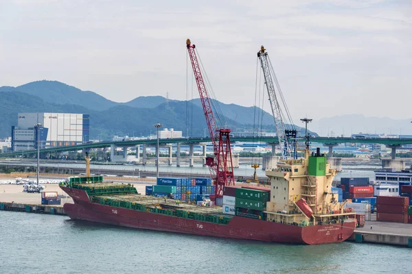 Pusan, Güney Kore - 24 Temmuz 2019 'da Pusan, Güney Kore' de bulunan konteyner gemisi.