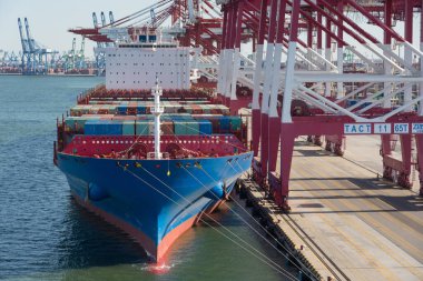 Tianjin, Çin - 29 Ağustos - Çin 'in Tianjin limanında 29 Ağustos 2019 tarihinde konteyner gemisi.