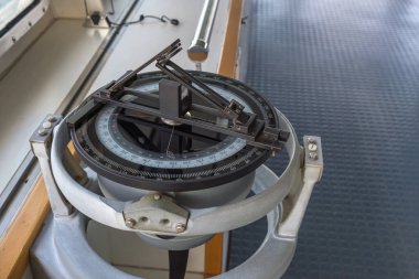 Geminin navigasyon köprüsünde pusula