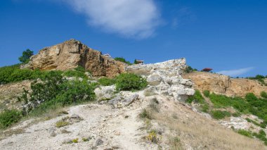 Mavi gökyüzünün arka planına karşı kayanın bir parçası