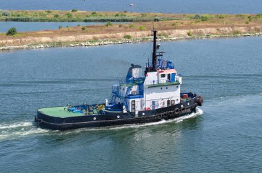 Constanta, Romanya - 06 Ağustos 2016 'da Romanya' nın Köstence kentinde demirleme operasyonunun ardından römorkör.