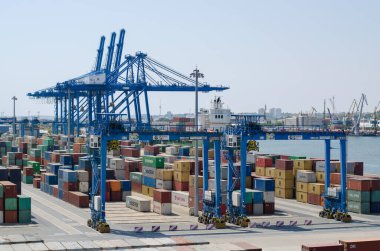Constanta, Romanya - 06 Ağustos 2016 'da Romanya' nın Köstence kentinde bulunan konteyner terminali.