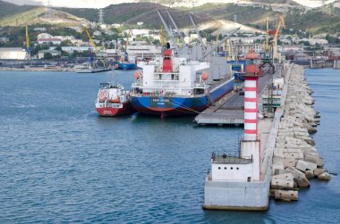 Novorossiysk, Rusya - 01 Eylül 2016 'da Novorossiysk, Rusya' da Novorossiysk limanındaki toplu taşıma ve deniz feneri.