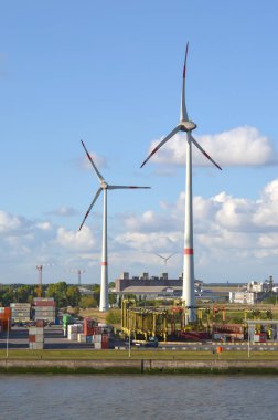 Antwerp, Belçika - 26 Nisan: Antwerp, Belçika 'da 26 Nisan 2017' de Antwerp limanında rüzgarla çalışan elektrik santrali.