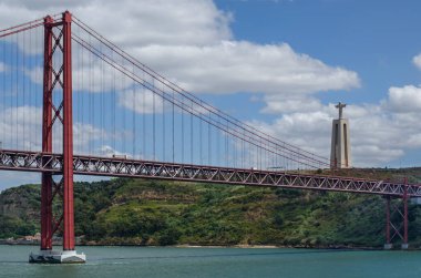 Lizbon, Portekiz - 28 Haziran: Lizbon 'da 28 Haziran 2017 tarihinde Lizbon, Portekiz' de İsa 'nın Köprüsü ve heykeli.