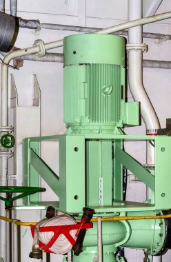 Makine dairesinde büyük bir elektrik motoru var.