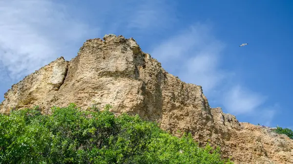 青い空の背景を背景に岩のシアー部分 — ストック写真