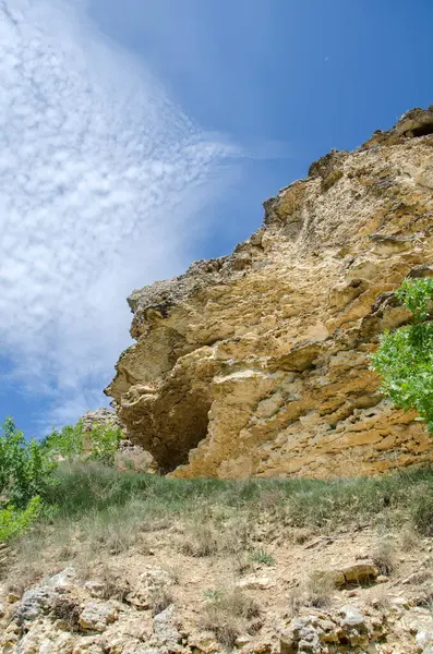 青い空の背景を背景に岩のシアー部分 — ストック写真