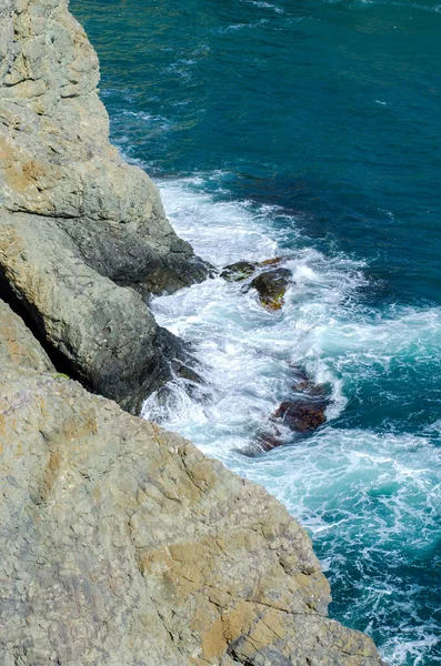Welle Prallt Gegen Einen Felsen — Stockfoto