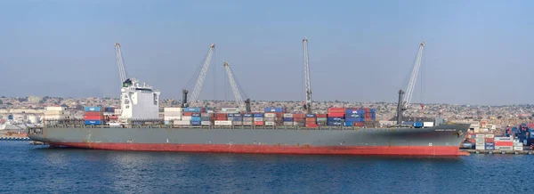 Luanda, Angola - 22 Mayıs 2017 'de Luanda limanında bulunan konteyner gemisi.