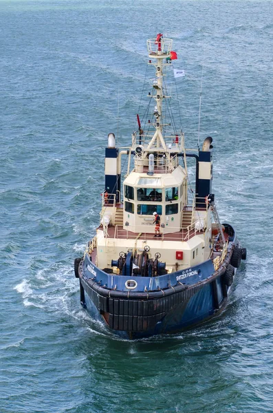 ポルトガルのリスボン 6月28日 ポルトガルのリスボンで2017年6月28日にリスボンの港で係留操作後のタグボート — ストック写真