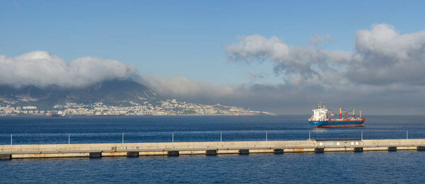 Алгесирас, Испания - 01 июля: Судно в пути в порту Алгесирас 01 июля 2017 года в Алгесирасе, Испания
.