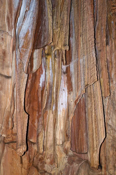 洞窟の中の小さな石筍と鍾乳石 — ストック写真