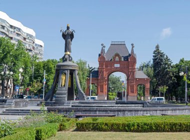 Krasnodar, Rusya - Temmuz 04: Alexander Triumphal Arch ve Saint Catherine Bell, 4 Temmuz 2016 'da Krasnodar, Rusya.