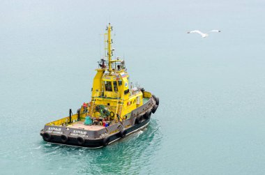 Novorossiysk, Rusya - 04 Ağustos 2016 'da Novorossiysk, Rusya' da limana demirledikten sonra römorkör.