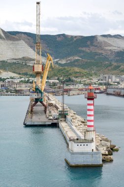 Novorossiysk, Rusya - 4 Ağustos 04: Kargo vinci ve deniz feneri 4 Ağustos 2016 tarihinde Novorossiysk, Rusya.