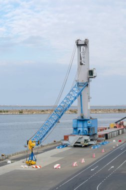 Constanta, Romanya - 21 Eylül - 21 Eylül 2016 'da Romanya' nın Köstence kentinde Köstence limanında kargo vinç.