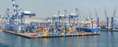 Ambarli, Türkiye - 03 Ekim 2016: Ambarli limanındaki konteyner terminali.