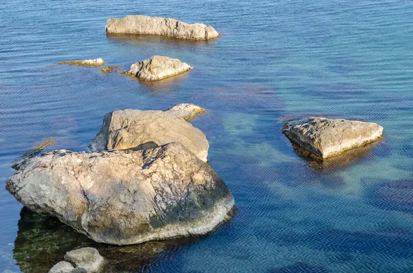透明海水中的大石头 — 图库照片