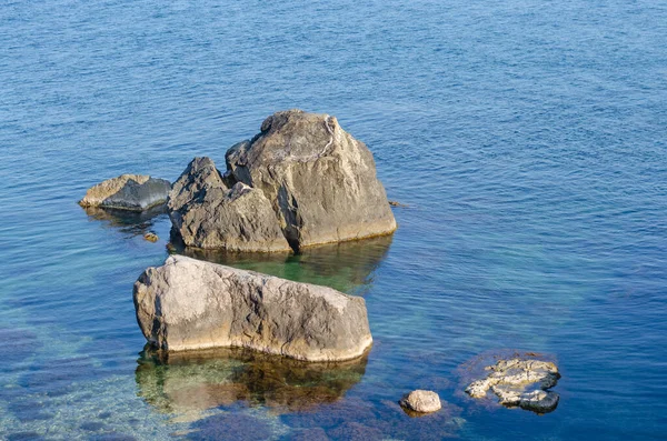 Grandes Pierres Dans Eau Mer Transparente — Photo