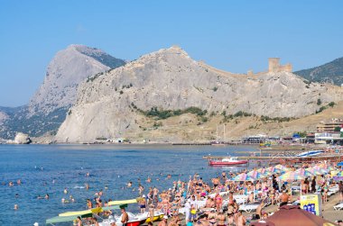 Sudak, Kırım - 13 Ağustos 2015 'te Sudak, Kırım' da Ceneviz Kalesine karşı Plaj.