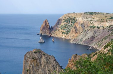 Kayalık sahilin manzarası