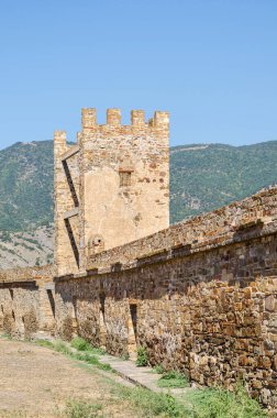 Ceneviz Kalesi 'nin kulesine bakın.