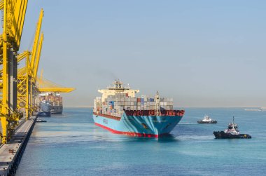 Jebel Ali, Birleşik Arap Emirlikleri - 13 Aralık 2015: Birleşik Arap Emirlikleri Jebel Ali, Birleşik Arap Emirlikleri 'nde limana demirleyen konteyner gemisi.