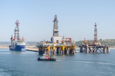 Port Elizabet, Güney Afrika - Şubat 02: Port Elizabet, Güney Afrika 'da 2 Şubat 2015 tarihinde ihale ile sondaj platformları.