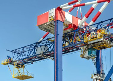 Konteynırların boşaltılması için port vinci