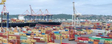 Durban, Güney Afrika - Şubat 04: Durban limanındaki konteyner terminali 4 Şubat 2016 Durban, Güney Afrika.
