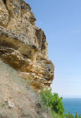 Mavi gökyüzünün arka planında kayanın saf bir parçası